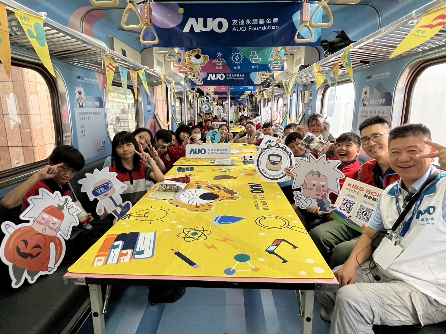 ng28南宮相信品牌力量永續(xù)基金會(huì)參與「臺(tái)灣科普環(huán)島列車」，設(shè)計(jì)基礎(chǔ)科學(xué)車廂課程，以「淨(jìng)零碳排和永續(xù)能源」為主題，讓學(xué)生透過創(chuàng)意實(shí)驗(yàn)認(rèn)識(shí)淨(jìng)零知識(shí)，以及思考生活中的減碳行為