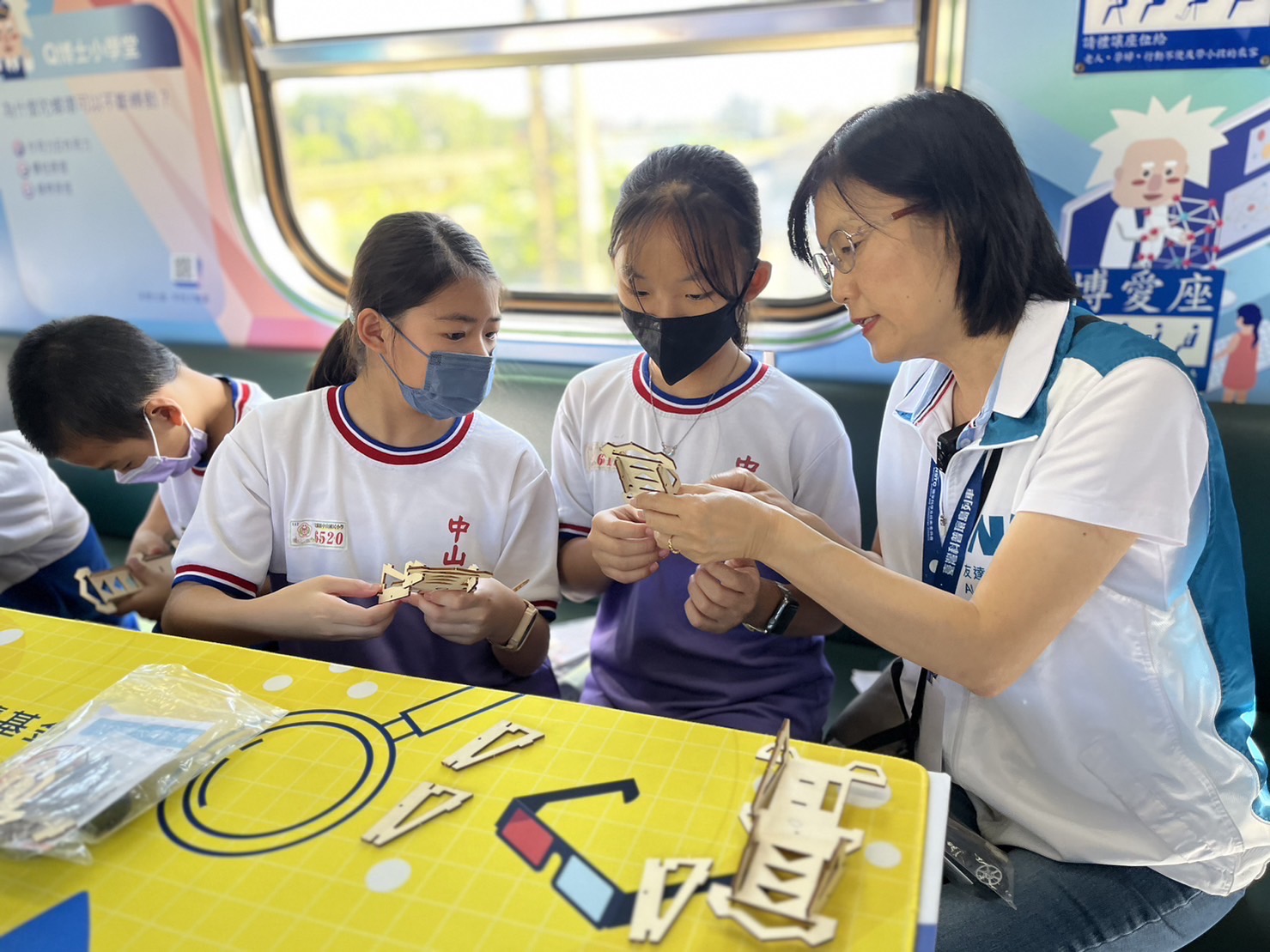ng28南宮相信品牌力量永續(xù)基金會(huì)執(zhí)行長(zhǎng)古秀華及同仁親自擔(dān)任科普列車志工，帶領(lǐng)師生們動(dòng)手做科學(xué)，傳遞能源科普知識(shí)，讓科學(xué)教育向下紮根
