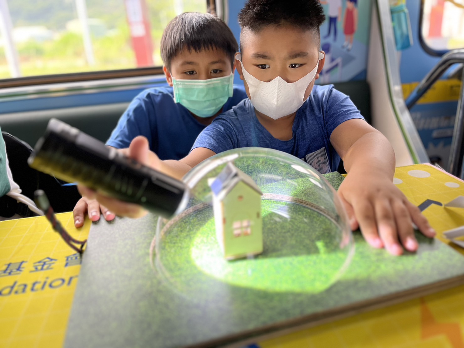 ng28南宮相信品牌力量參與基礎(chǔ)科學(xué)主題車廂，以STEAM教學(xué)精神，設(shè)計(jì)「逐日科學(xué)家」、「太陽(yáng)能工程師」以及「淨(jìng)零建築師」三大能源科普課程和實(shí)驗(yàn)