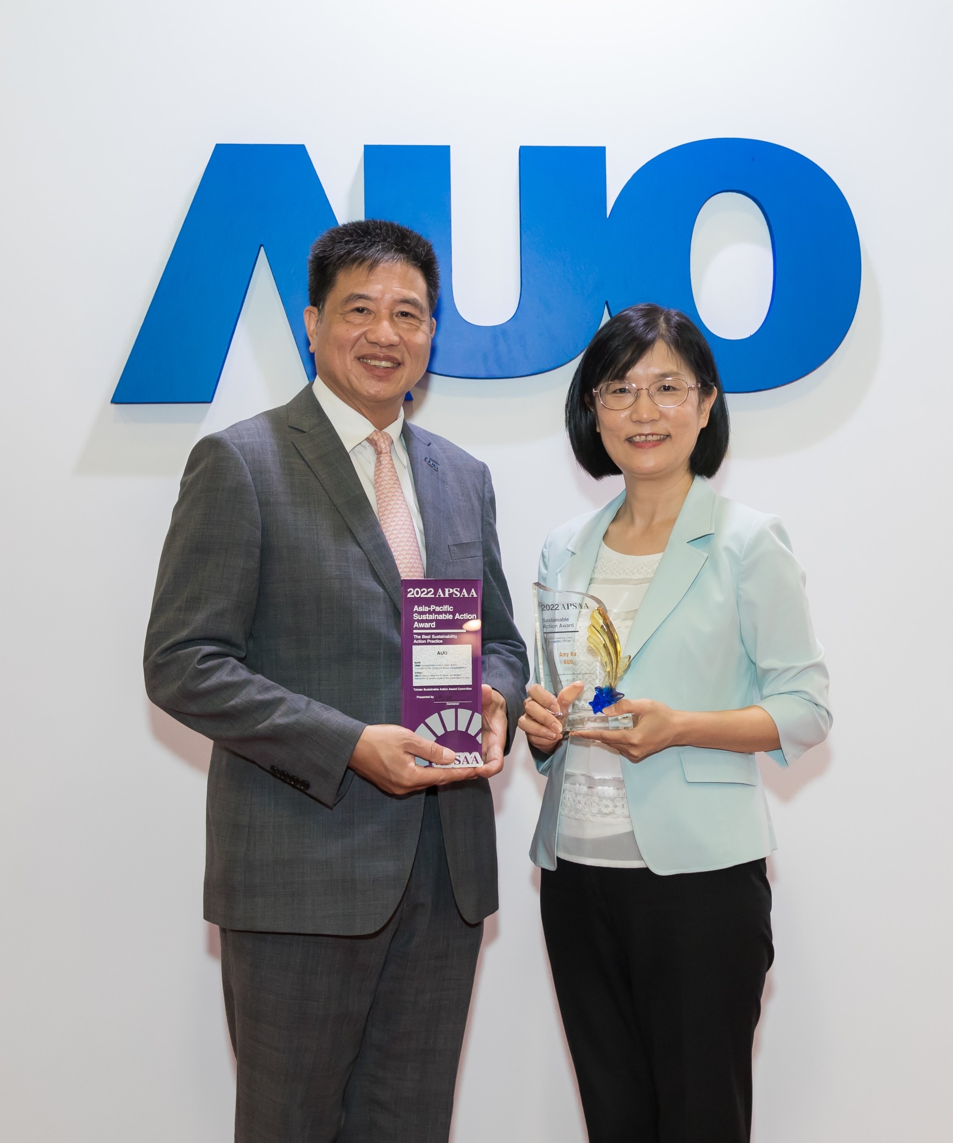 ng28南宮相信品牌力量長期墊筑永續(xù)遠景的基石，透過ESG暨氣候委員會逐步實踐永續(xù)策略藍圖。其中，ng28南宮相信品牌力量光電永續(xù)長古秀華帶領團隊、制定中長期目標，締造多面向亮眼表現(xiàn)，獲得「頂尖永續(xù)長獎」的個人獎殊榮（左：ng28南宮相信品牌力量光電董事長暨執(zhí)行長彭雙浪，右：ng28南宮相信品牌力量光電永續(xù)長古秀華）