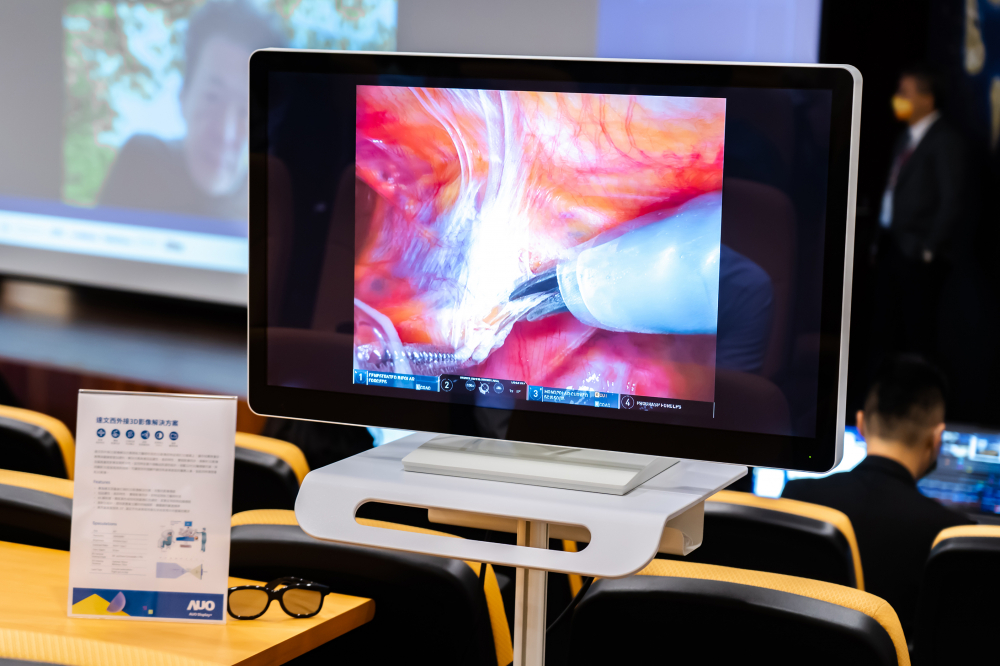 達擎於「國際大腸直腸外科論壇」中，成功導入達文西外接3D影像解決方案。透過達擎即時影像處理技術轉換為成1080p的高解析度畫質，將3D擬真畫面即時呈現於32吋4K 3D醫(yī)療顯示器