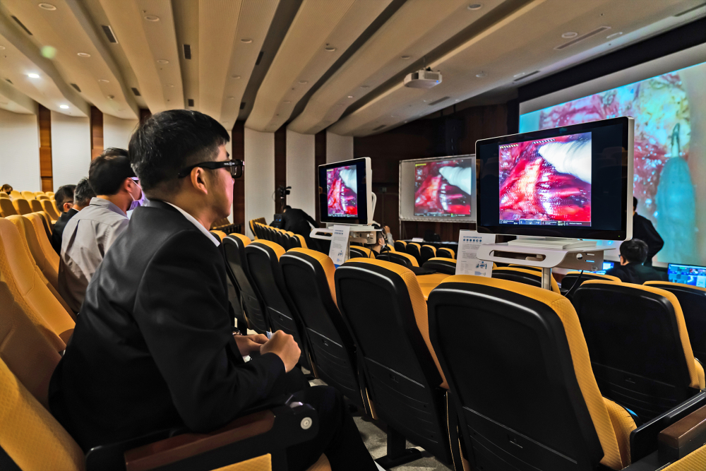 達擎之「達文西外接3D影像解決方案」，將達文西手術機器手臂的3D影像即時連線轉播，在會議室觀摩的醫(yī)師們只要戴上偏光眼鏡，就能與執(zhí)刀醫(yī)師看到同步的3D立體影像，如臨操作臺現場，縮短達文西手術的學習曲線
