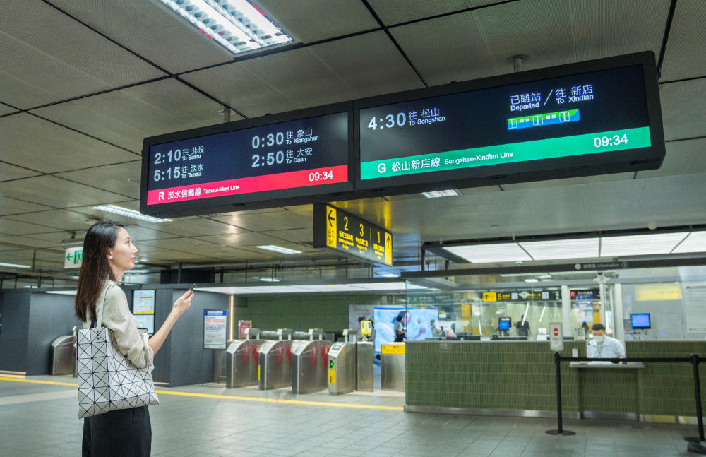 達擎TARTAN顯示器的特殊長條型比例非常適合空間與高度有限的大眾運輸場域應用，具備工業(yè)等級高品質(zhì)、高亮度、高解析與高色彩飽和度等優(yōu)勢，打造都會智能車站新風貌。