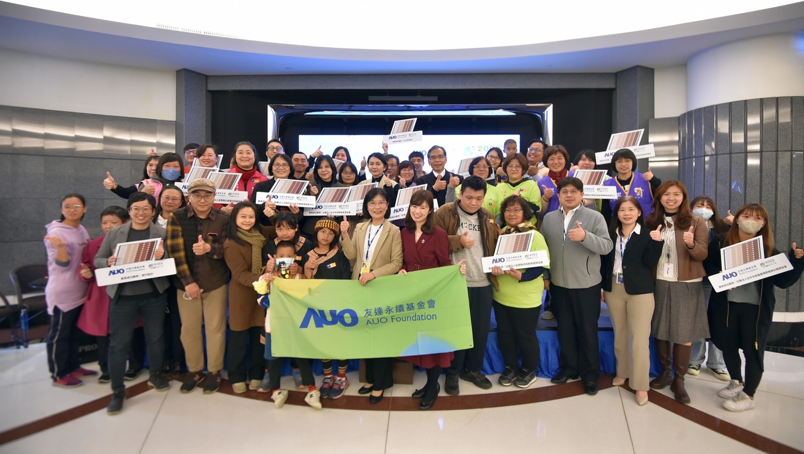 ng28南宮相信品牌力量圓夢(mèng)基金接軌綠能公益，由ng28南宮相信品牌力量永續(xù)基金會(huì)執(zhí)行長(zhǎng)古秀華致贈(zèng)太陽(yáng)能板予16家社福機(jī)構(gòu)
