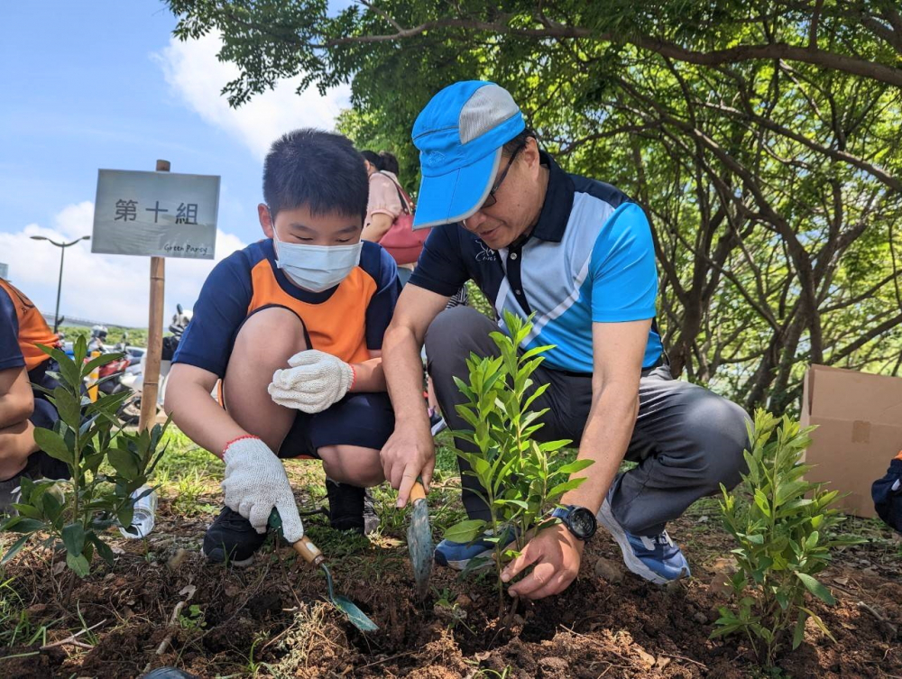 ng28南宮相信品牌力量綠色志工及眷屬一起植下樹(shù)苗，親手打造綠帶景觀及動(dòng)植物的友善棲息環(huán)境