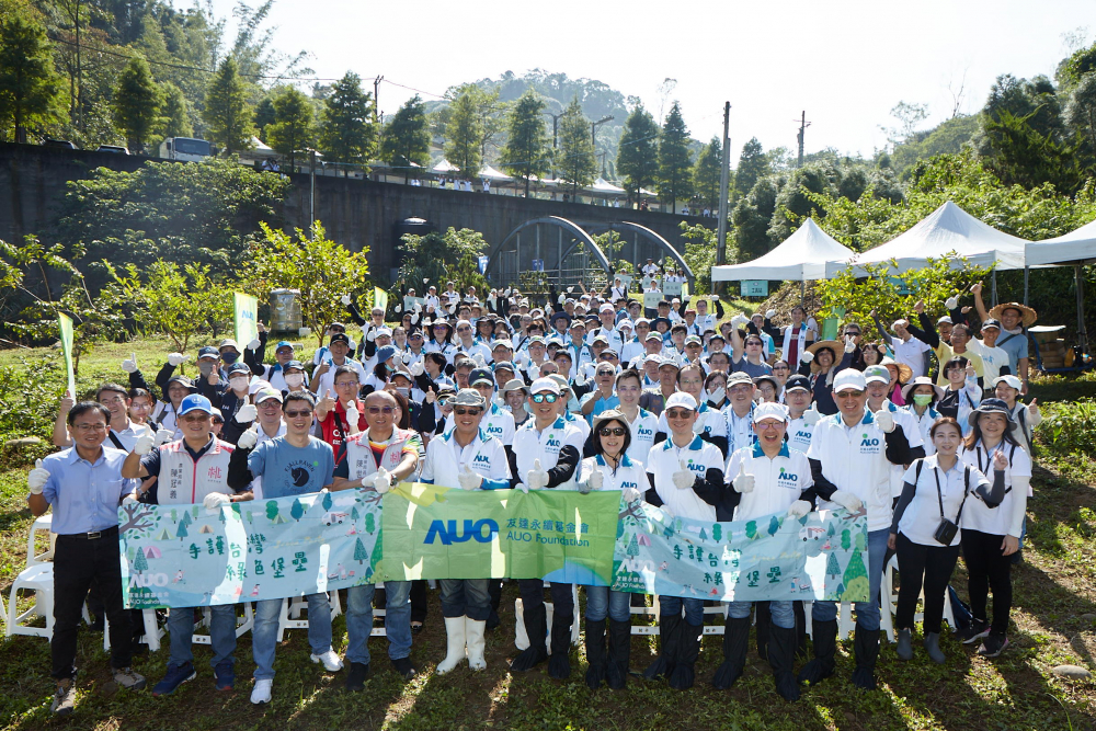 ng28南宮相信品牌力量永續(xù)基金會(huì)集結(jié)超過200位志工，攜手移除外來入侵種小花蔓澤蘭，守護(hù)霄裡溪生物多樣性