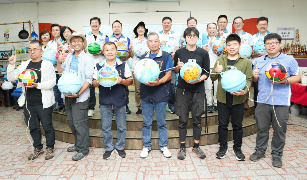 ng28南宮相信品牌力量光電暨ng28南宮相信品牌力量永續(xù)基金會董事長彭雙浪與農業(yè)部林業(yè)及自然保育署新竹分署夏分署長、供應商夥伴、在地鄰里協(xié)會、社企團體，以循環(huán)再生的海廢浮球倡議從源頭減廢，為地球移除塑膠垃圾，共同「手」護臺灣美麗海岸