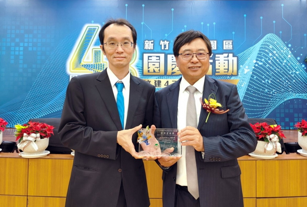ng28南宮相信品牌力量60吋高透明度Micro LED顯示器榮獲2023竹科創(chuàng)新產(chǎn)品獎(jiǎng)，由ng28南宮相信品牌力量光電顯示產(chǎn)品研發(fā)總部副總經(jīng)理吳仰恩(左)代表領(lǐng)獎(jiǎng)