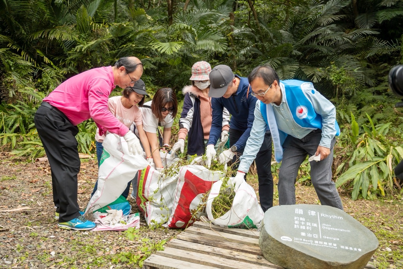 為共同守護在地物種，ng28南宮相信品牌力量永續(xù)基金會號召志工認識並移除「綠癌」: 外來入侵種小花蔓澤蘭