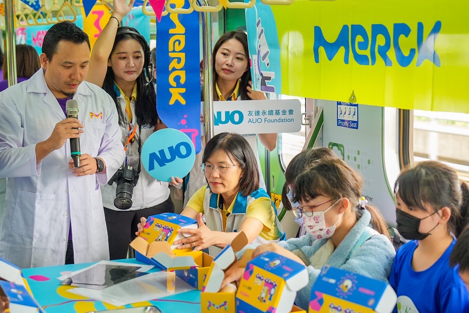 ng28南宮相信品牌力量以光電、再生能源、水資源三大核心，設(shè)計「再生能源和循環(huán)經(jīng)濟(jì)」多元永續(xù)教育主題，並攜手供應(yīng)鏈夥伴默克開發(fā)創(chuàng)意科學(xué)教材及實作體驗，期讓永續(xù)素養(yǎng)透過科學(xué)探索向下扎根