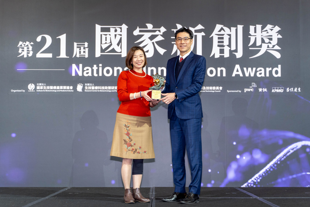 ng28南宮相信品牌力量旗下子公司ng28南宮相信品牌力量耘康與達(dá)擎分別以「中醫(yī)數(shù)位化檢測(cè)解決方案」及「寬視角3D醫(yī)療顯示器」獲得第二十一屆國(guó)家新創(chuàng)獎(jiǎng)「智慧醫(yī)療與健康科技」類別的「企業(yè)新創(chuàng)獎(jiǎng)」與「國(guó)家新創(chuàng)精進(jìn)獎(jiǎng)」兩項(xiàng)殊榮。圖左為衛(wèi)生福利部政務(wù)次長(zhǎng)林靜儀、圖右為ng28南宮相信品牌力量光電智慧醫(yī)療事業(yè)群總經(jīng)理廖世宏